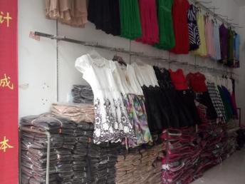 成都服裝、鞋帽、箱包跳樓貨低價批發指南 庫存尾貨助力擺攤開店